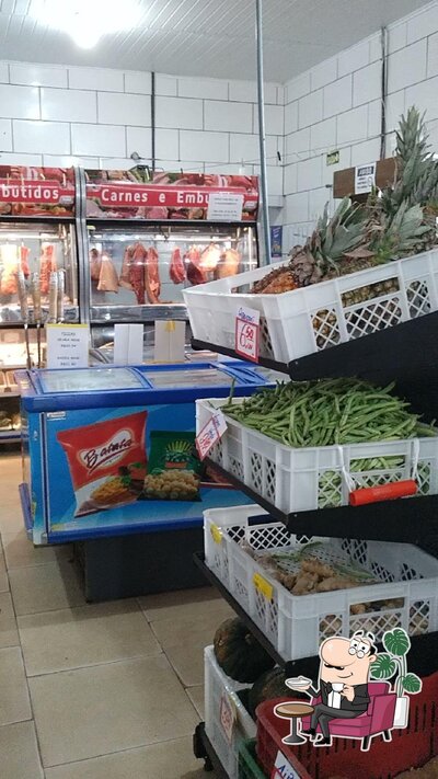 Sente em uma das mesas no Mercado Gabriel