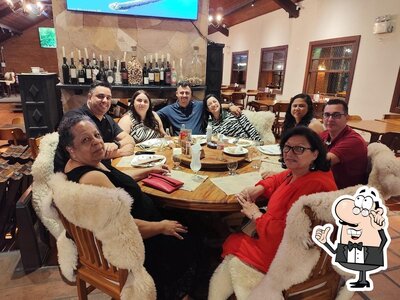 Sente em uma das mesas no Duana Restaurante e Pizzaria