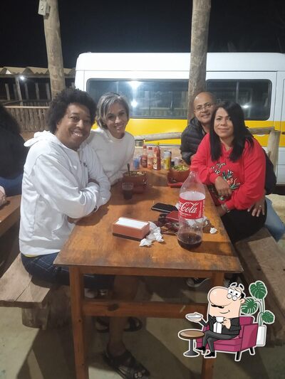 Sente em uma das mesas no Bar da ponte
