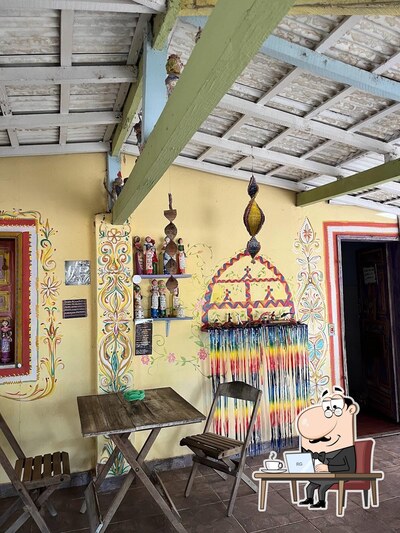 Sente em uma das mesas no Siriá Bistro Vegetariano e vegano