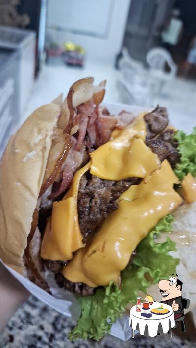 Experimente um dos hambúrgueres oferecidos no Naty Lanches