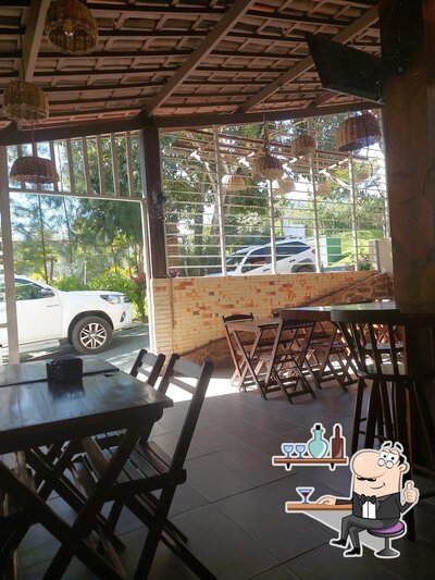 Sente em uma das mesas no RESTAURANTE TIO CHICO