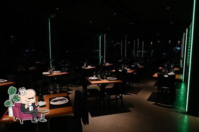 Sente em uma das mesas no Di. Pippo Restaurante e Pizzaria Lavras Novas
