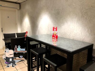 Installez-vous à l'une des tables de L’Instant Pause