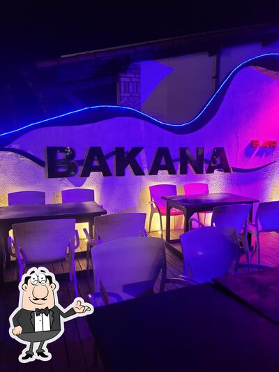 Sente em uma das mesas no Bakana