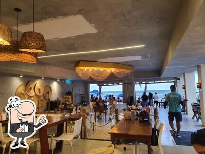 Sente em uma das mesas no Nammos Beach Bar e Restaurante