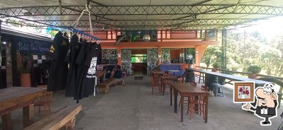 Sente em uma das mesas no Portal Point Graciosa - Camping e Motor Club