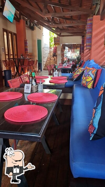 Sente em uma das mesas no Tamariz Restaurante