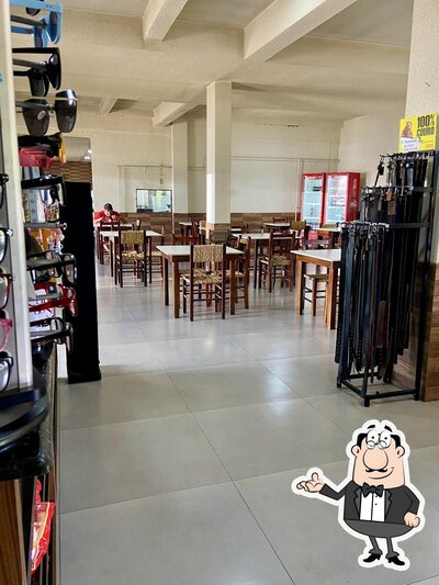 Sente em uma das mesas no TUTA RESTAURANTE