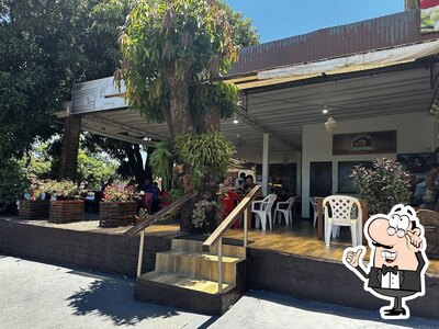 Sente em uma das mesas no Restaurante Pé de manga