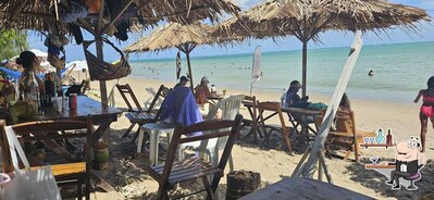 Sente em uma das mesas no Choupana do Guaiamum