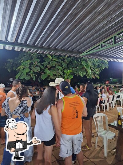 Sente em uma das mesas no Bar do Alex