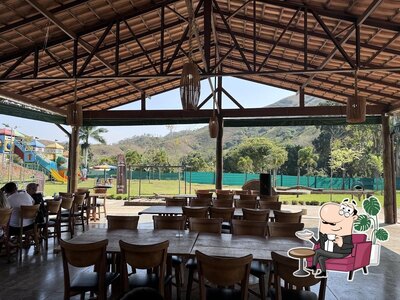 Sente em uma das mesas no Rancho La Vida