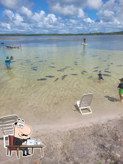 Sente em uma das mesas no Panela de Barro Beach- Restaurante com acesso a Lagoa dos Tambaqui