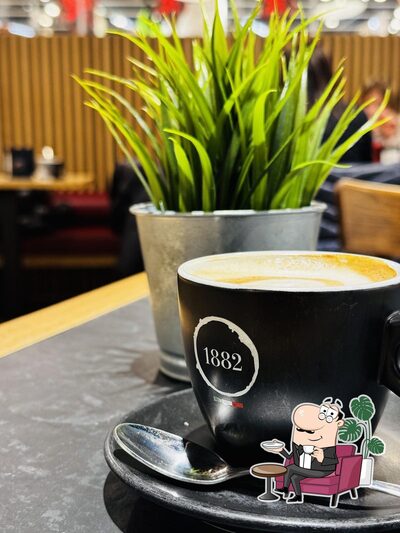 Dai un'occhiata agli interni di Bar Oltremodo