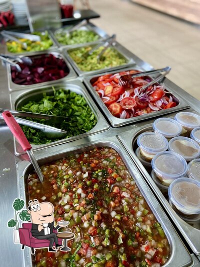 Sente em uma das mesas no TUTA RESTAURANTE