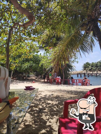 Sente em uma das mesas no Lagoa do Demir