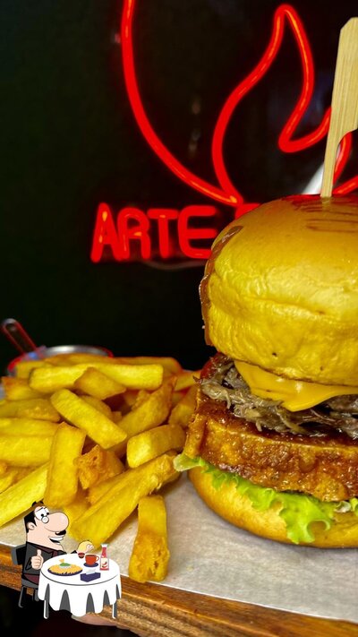 Deguste um dos hambúrgueres disponíveis no Arte do Sabor