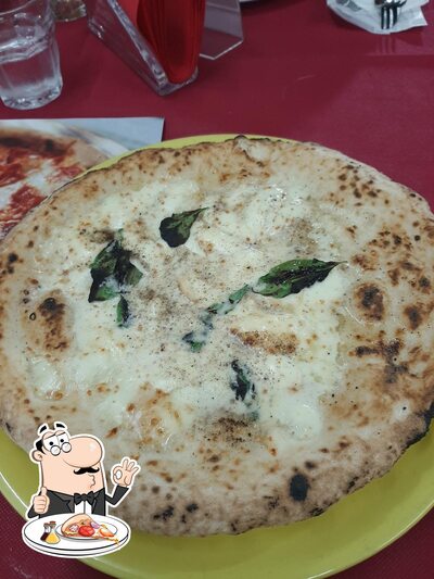 Scegli una pizza al ristorante Serenella