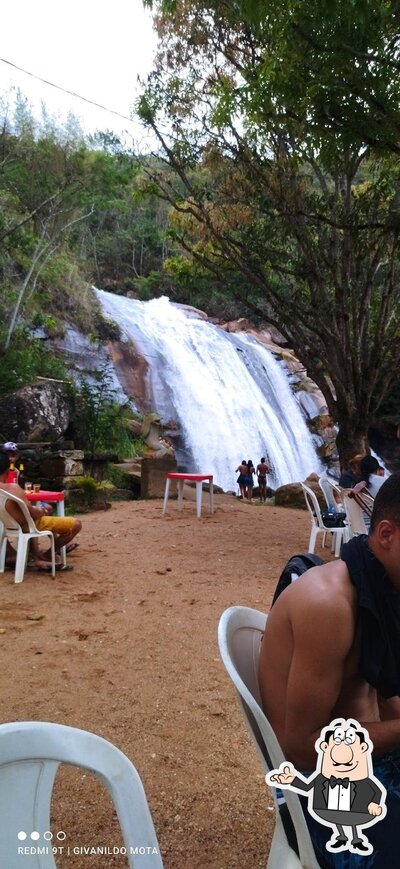 Sente em uma das mesas no Pousada do Mario