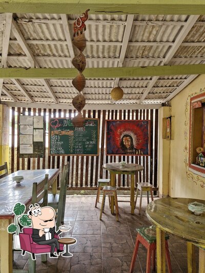 Sente em uma das mesas no Siriá Bistro Vegetariano e vegano