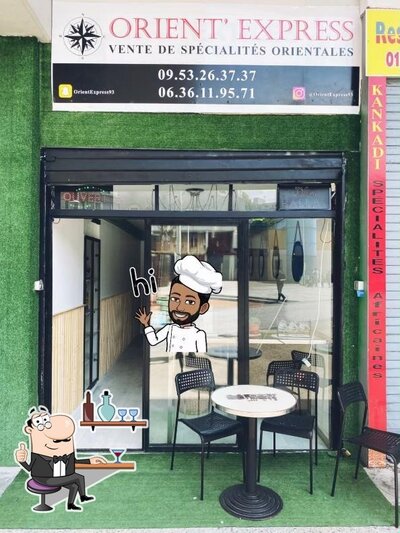 Installez-vous à l'une des tables de O Smash Naan