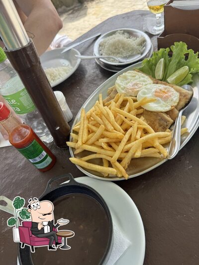Sente em uma das mesas no Recanto da Bella Restaurante
