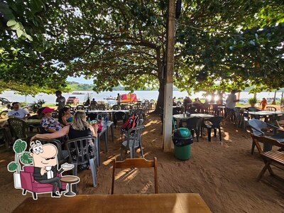 Sente em uma das mesas no Bar Do Two