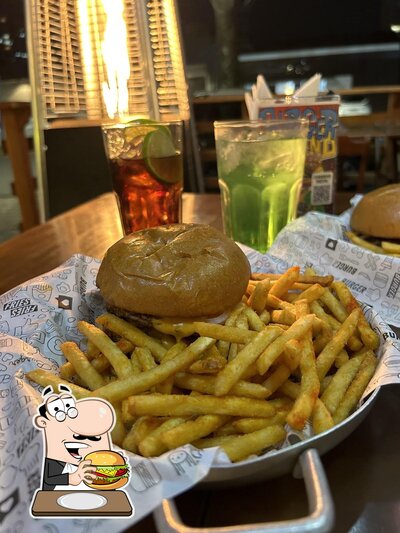 Peça um dos hambúrgueres disponíveis no Burger Land