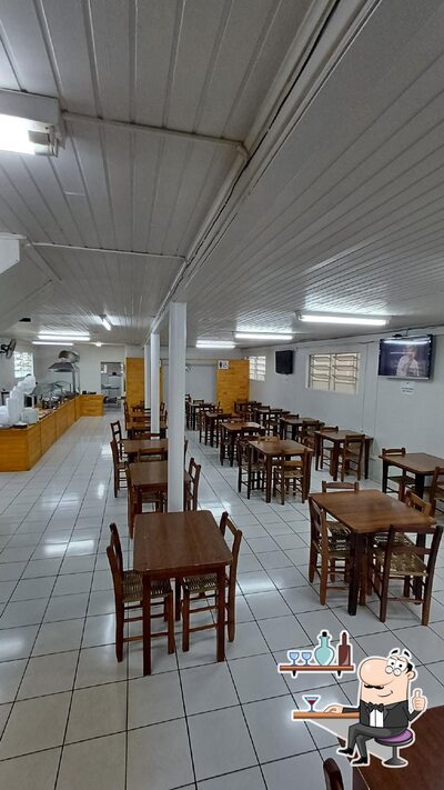 Sente em uma das mesas no Restaurante sabor de casa