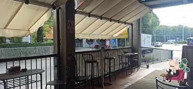 Dai un'occhiata agli interni di Club Cafè Bar Tavola calda