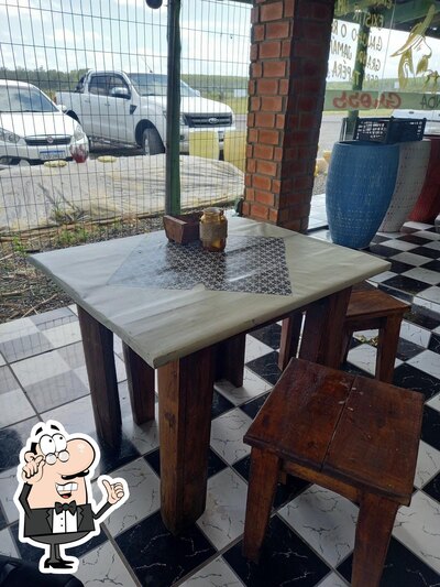 Sente em uma das mesas no Fruteira do Adair