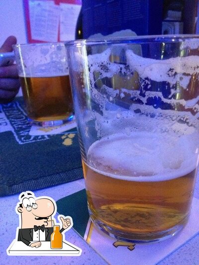 Goditi qualcosa da bere al pub & bar Claude Cafè