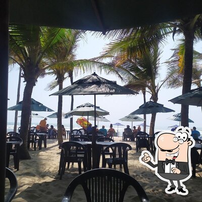 Sente em uma das mesas no Vila Azul do Mar