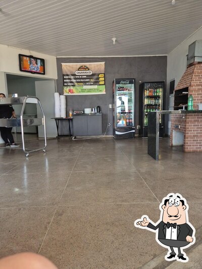 Sente em uma das mesas no Ponto do Churrasco