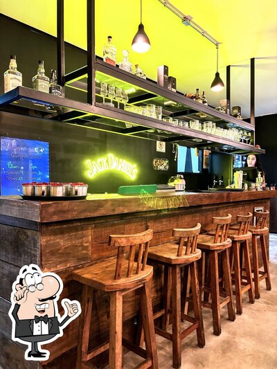 Sente em uma das mesas no Burger Land