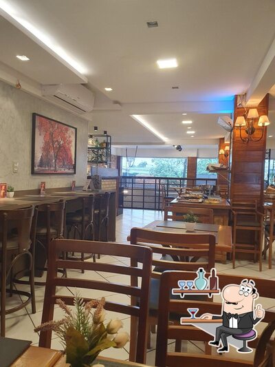 Sente em uma das mesas no Restaurante La Vita