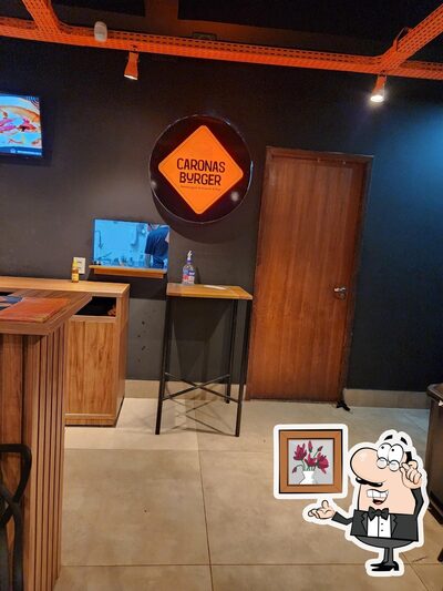 Veja imagens do interior do Caronas Burger