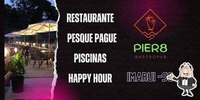 Sente em uma das mesas no PIER8 GastroPub