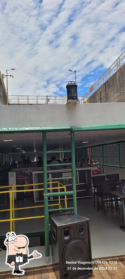 Sente em uma das mesas no Restaurante Cristo Rei II