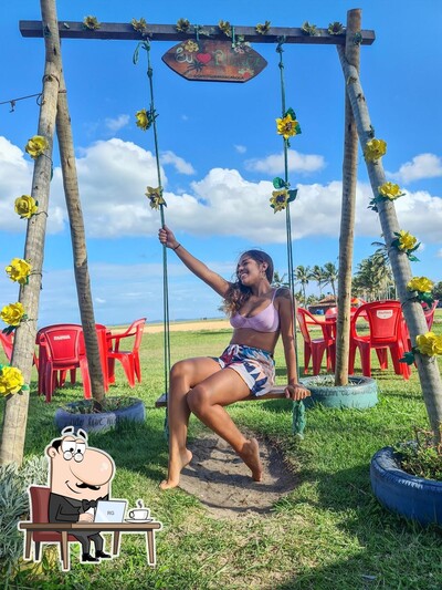 Sente em uma das mesas no Quiosque Brisa Carioca
