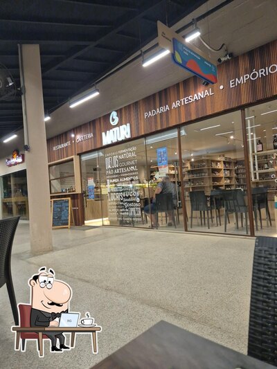Sente em uma das mesas no Maturi Delicatessen