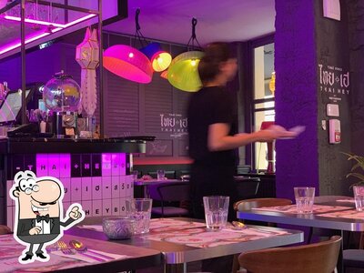 Installez-vous à l'une des tables de THAI HEY