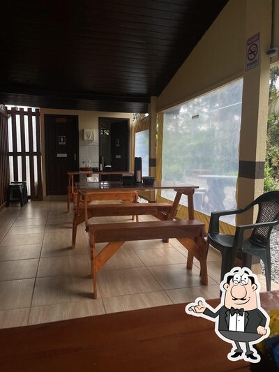 Veja imagens do interior do Caldo de Cana Loli