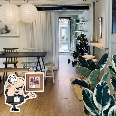 Installez-vous à l'une des tables de Korea kaffebar