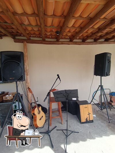 Sente em uma das mesas no Panela de Barro Beach- Restaurante com acesso a Lagoa dos Tambaqui