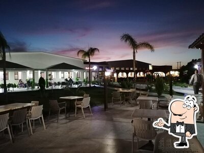 Installez-vous à l'une des tables de Complexe Amazone Guercif : Hôtel, Café & Restaurant, Aire de Jeux & Piscine