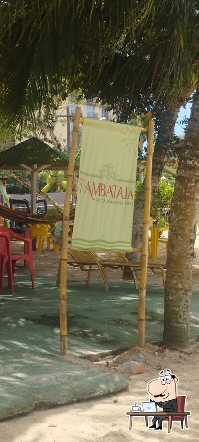 Sente em uma das mesas no Barraca Tambatajá