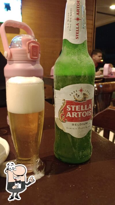 Sente em uma das mesas no Beer House