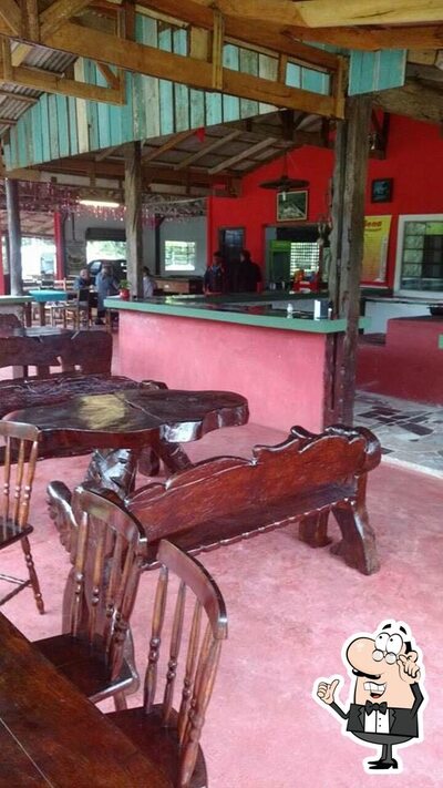 Sente em uma das mesas no Recanto do Sena